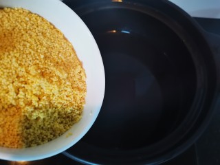 菠菜猪肝粥,倒入小米