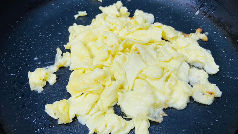 香肠炒蛋,转动炒锅把蛋液摊均再炒熟盛入碗中备用