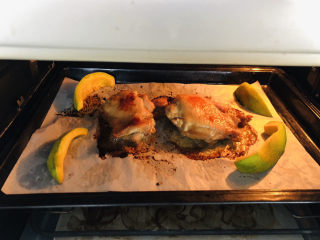 新奥尔良烤鸡腿,表面轻微上色后，取出烤盘翻面，继续送入烤箱。