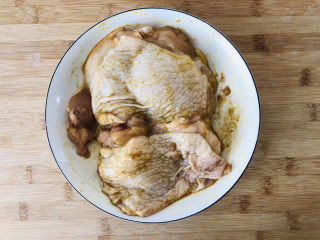 新奥尔良烤鸡腿,放入奥尔良腌料抓拌均匀，腌制半小时。