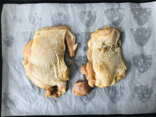新奥尔良烤鸡腿,烤盘铺张吸油纸，方便清洗烤盘，把腌好的鸡腿放入烤盘中。
