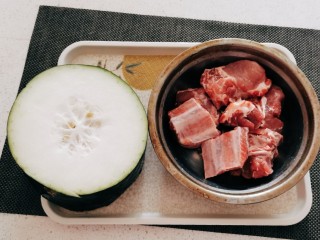 冬瓜薏米排骨汤,冬瓜和排骨