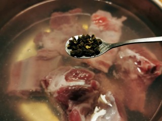冬瓜薏米排骨汤,排骨清洗干净，凉水下锅 放入花椒 煮开