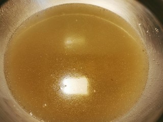 冬瓜薏米排骨汤,排骨汤倒入汤锅 