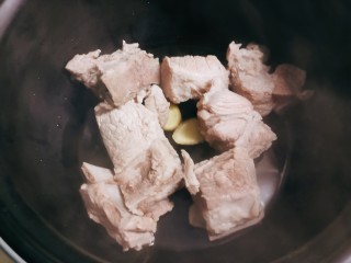 冬瓜薏米排骨汤,排骨变色后捞出 放入压力锅内胆里  用姜片铺底。