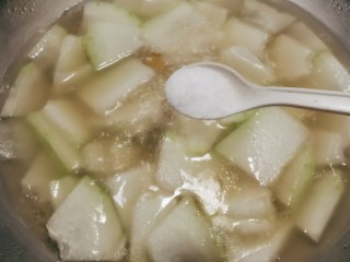 冬瓜薏米排骨汤,放入盐