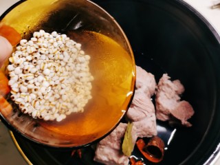冬瓜薏米排骨汤,放入泡好的薏米