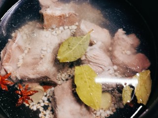 冬瓜薏米排骨汤,按下煲汤功能键，压力锅开始工作。  