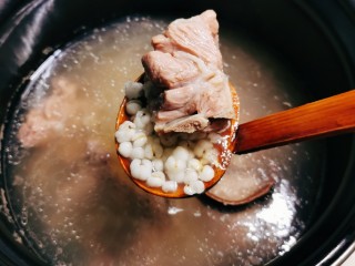 冬瓜薏米排骨汤,约25分钟 排骨薏米汤煲好了  肉烂米香。