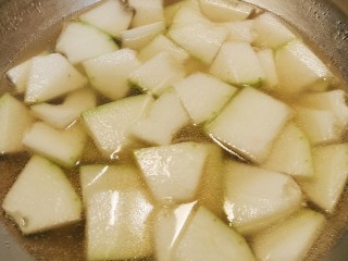 冬瓜薏米排骨汤,放入冬瓜片 煮开