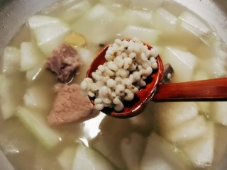 冬瓜薏米排骨汤,放入排骨和薏米