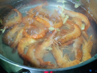 豌豆炒虾仁,锅加清水，加姜丝，加料酒煮开，放入鲜虾，焯水