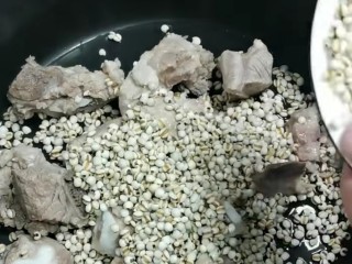 冬瓜薏米排骨汤,倒入准备好的薏米。