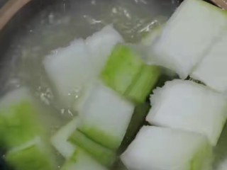 冬瓜薏米排骨汤,放入准备好的冬瓜块儿，盖上锅盖煲20分钟。