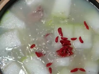 冬瓜薏米排骨汤,再放上适量的枸杞。