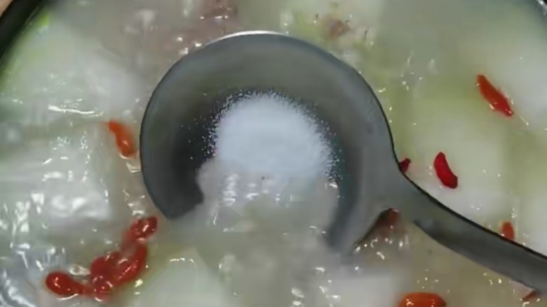 冬瓜薏米排骨汤,放上适量的盐搅拌均匀即可。