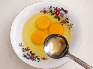香肠炒蛋,把鸡蛋液打入碗中，加入料酒，加入精盐