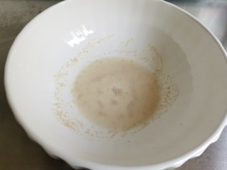 香肠馒头卷,将酵母和白糖放入盆中，先倒入用料表中1/3的水，把酵母和白糖溶解开。