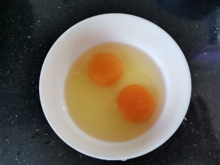 香肠炒蛋,鸡蛋打入碗中