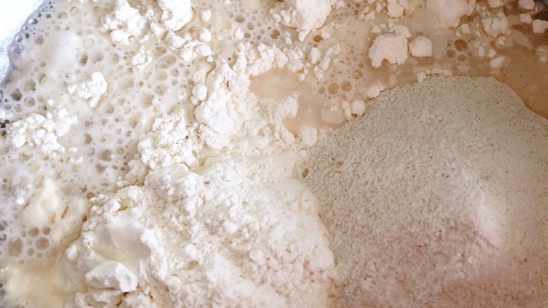 荞麦馒头,酵母水倒入面粉中