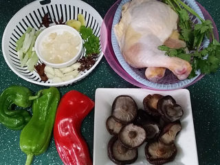 香菇焖鸡,备好鸡腿、香菇和其它配菜
