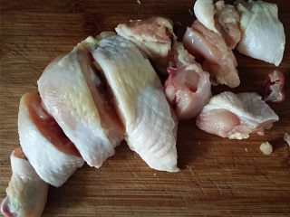 香菇焖鸡,鸡腿洗净，斩大块备用