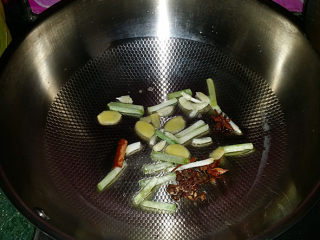 香菇焖鸡,炒锅烧热，倒入食用油，下葱姜花椒等调料，煸香后盛出