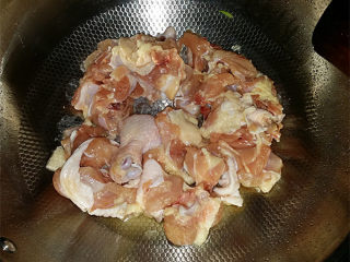 香菇焖鸡,留底油，倒入鸡块