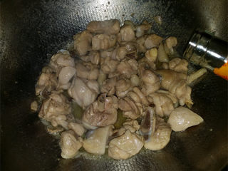 香菇焖鸡,翻炒至变色、出油后，淋入料酒