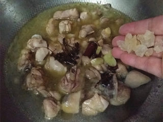 香菇焖鸡,把煸香的调料重新入锅，再放入适量的温水和老冰糖