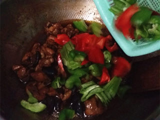 香菇焖鸡,待卤汁渐干时，加入食盐和青红椒