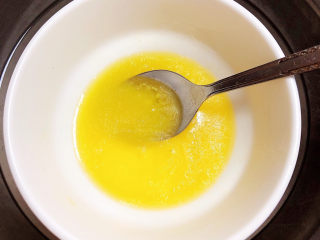 烤馒头片,将碗放入热水中，满满融化黄油。