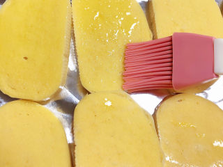 烤馒头片,在馍片上刷上一层黄油。