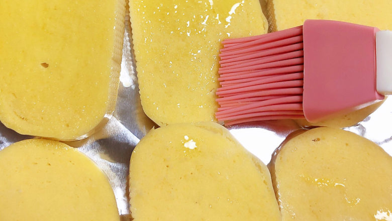 烤馒头片,在馍片上刷上一层黄油。