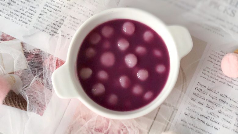 紫薯山药小圆子，颜色超梦幻的夏日小甜品,最后把煮好的小圆子加入紫薯山药糊中即可。