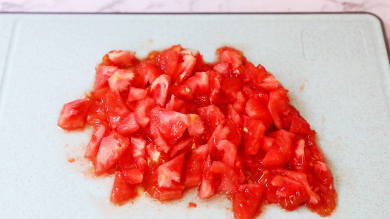 茄汁玉米鸡丁,烫至皮翘取出去皮，然后切成小块备用