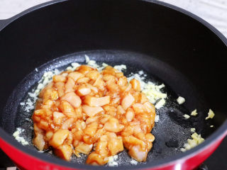 茄汁玉米鸡丁,放入鸡丁，翻炒至变色盛出备用