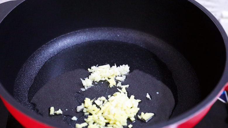 茄汁玉米鸡丁,锅中倒入适量的食用油烧热，放入蒜末姜末炒出香味