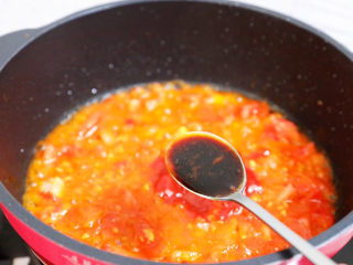 茄汁玉米鸡丁,加入1勺生抽
