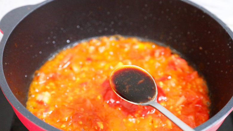 茄汁玉米鸡丁,加入1勺生抽