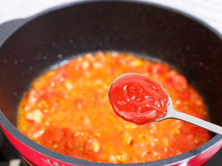 茄汁玉米鸡丁,加入2勺番茄酱
