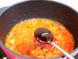 茄汁玉米鸡丁,加入1勺蚝油，再次炒匀