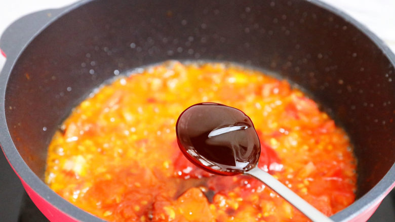 茄汁玉米鸡丁,加入1勺蚝油，再次炒匀