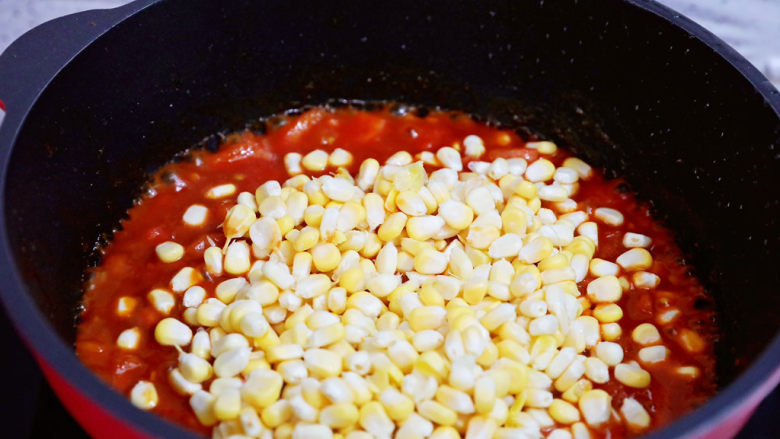 茄汁玉米鸡丁,加入玉米粒，炒匀