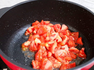 茄汁玉米鸡丁,原锅留底油放入番茄，翻炒出至汁