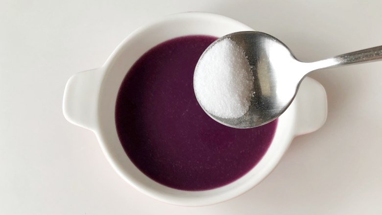 紫薯山药小圆子，颜色超梦幻的夏日小甜品,喜欢甜一些的可以加入白糖拌匀，不加也可以，因为紫薯本身就有甜味。