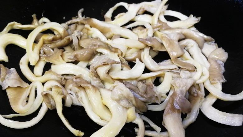 平菇豆腐汤,热锅倒入少量油，放入平菇小火炒匀，平菇会把油吸掉，小火炒香。