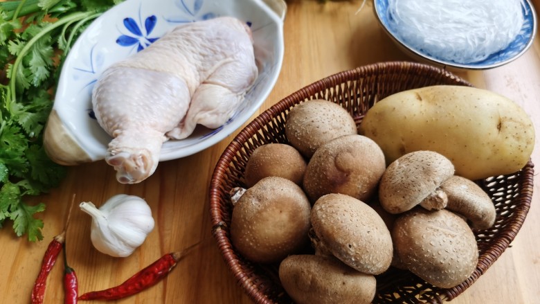 香菇焖鸡,准备所需食材。