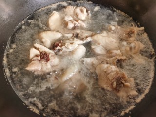 香菇焖鸡,鸡块凉水下锅煮开焯水，捞出后用温水洗净鸡块上的血沫和杂质，控水备用。