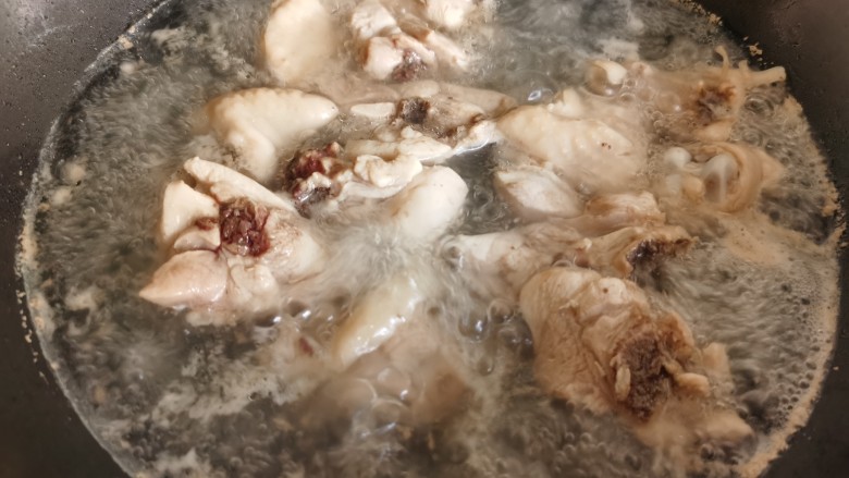 香菇焖鸡,鸡块凉水下锅煮开焯水，捞出后用温水洗净鸡块上的血沫和杂质，控水备用。